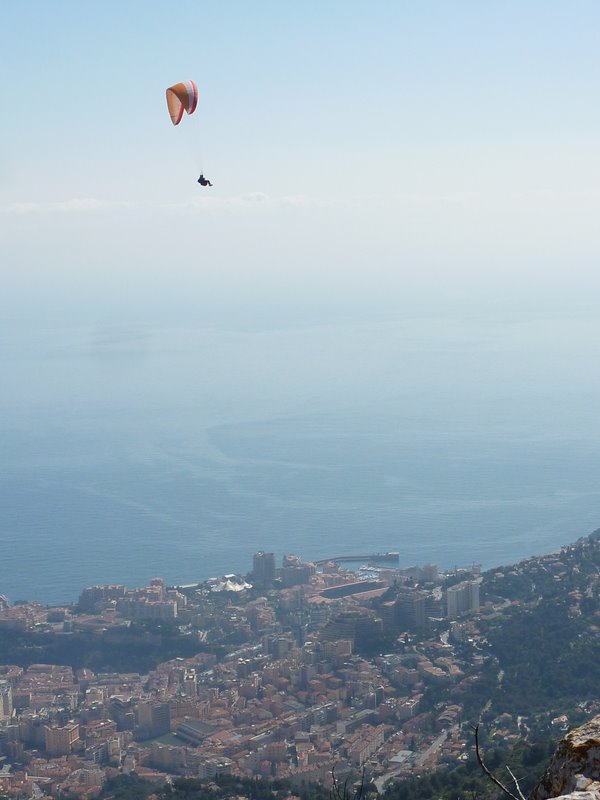 Parapente : Le GR démarre juste à côté d'une aire de décollage pour parapente.