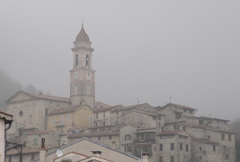 #1 Village de Lucéram : Gros brouillard à notre arrivée à Lucéram Village de Lucéram : Gros brouillard à notre arrivée à Lucéram