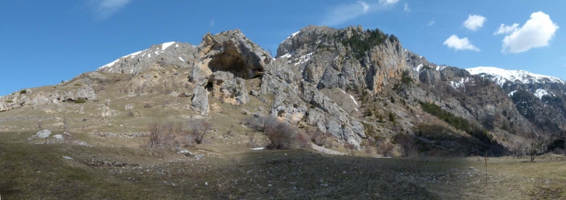 #3 Grotte : Au sommets nichent des oiseaux que je n Grotte : Au sommets nichent des oiseaux que je n'ai pas reussi à saisir (en photo!).