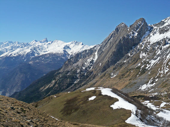Vallon des Encombres : depuis les chalets de la saussaz, le vallon de descente; au fond massif grandes Rousse, aiguille d'Arves