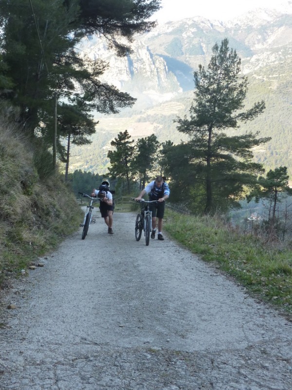 Pistasse mort raide : Sacré défi de tout monter sur le vélo !