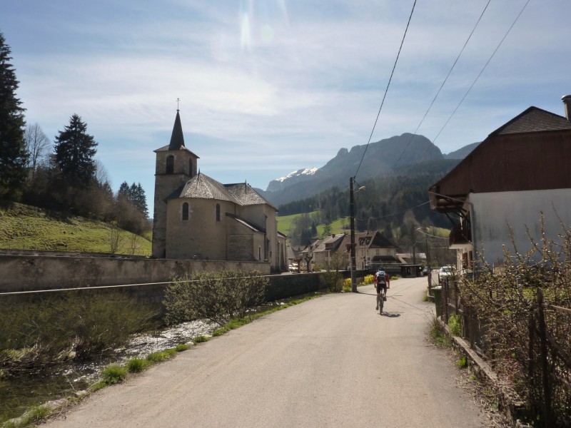 retour à la civilisation : Entrée de Mich dans Saint pierre d'Entremont Savoie