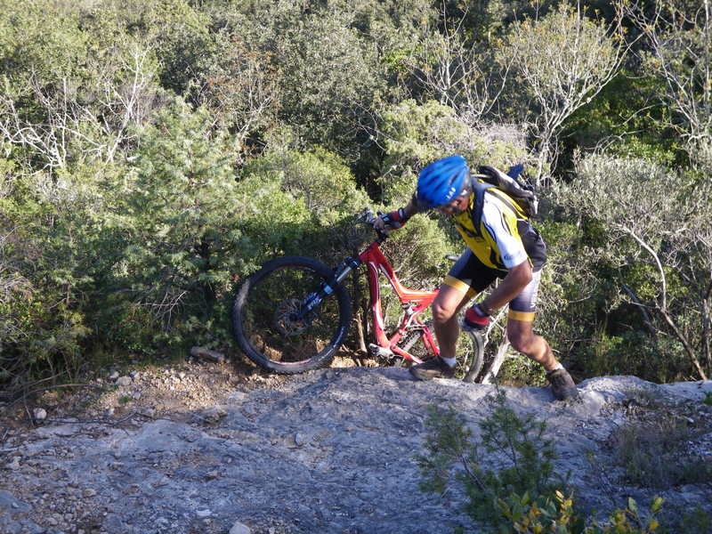 #5 Louis : Sartanette, portage final..c Louis : Sartanette, portage final..c'est plus facile le vélo sur l'épaule.