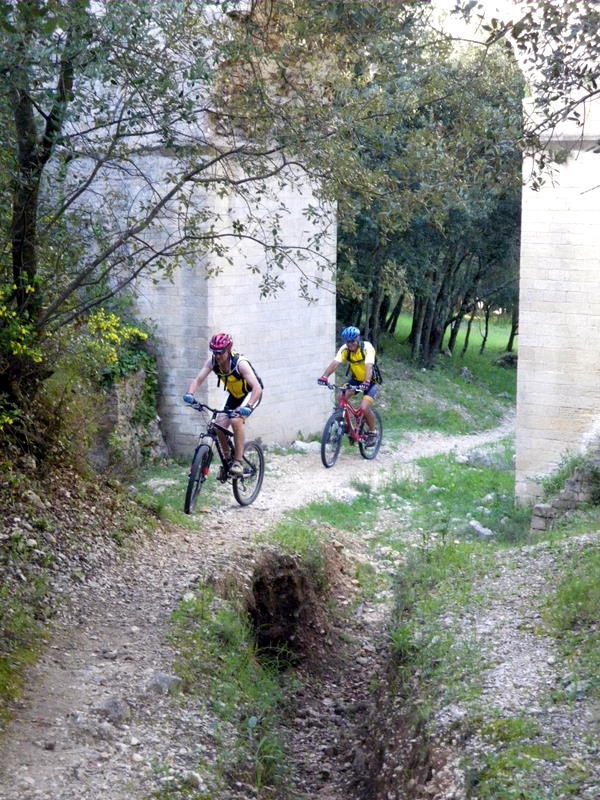 #4 Kakou et Louis : début de la combe de la sartanette...sous les vestiges de l Kakou et Louis : début de la combe de la sartanette...sous les vestiges de l'aqueduc rénové