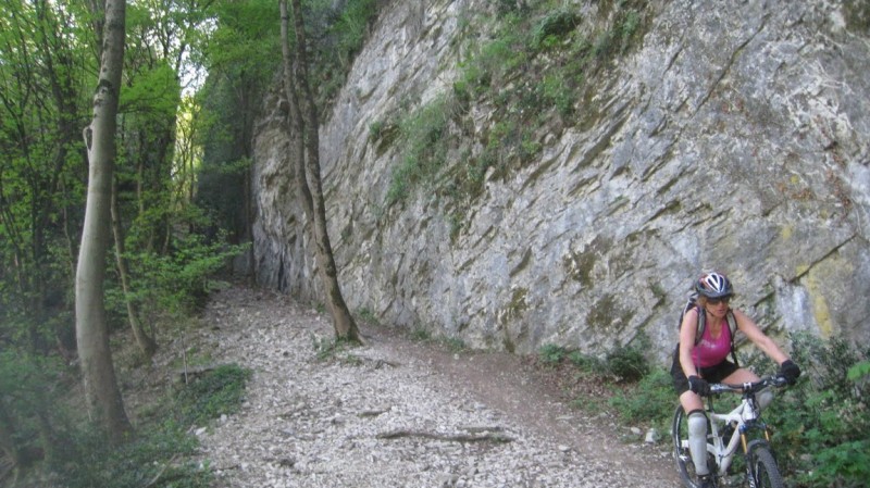 #7 Le Coup de Sabre : Pittoresque passage aux pieds des falaises d Le Coup de Sabre : Pittoresque passage aux pieds des falaises d'escalade.