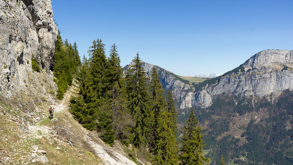 descente sur Lova : Beau sentier taillé dans le roc