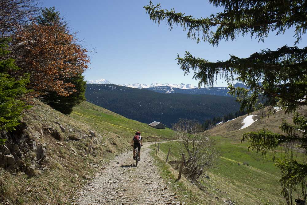 Au col de Landron : la vue s'élargit sur les Aravis et le Mont-Blanc