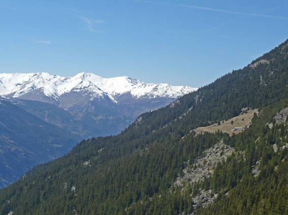 #4 Bergeries de l Bergeries de l'Arpont : En montant à la religne vue sur les bergeries de l'Arpont et le massif d'Arvan au moin