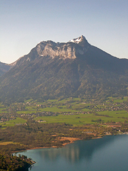 #2 lac d lac d'Annecy : Du bois des hêtres vue sur l'extrémité sud du lac, la plaine et la plage de Doussard, les Bauges et la montagne du Charbon