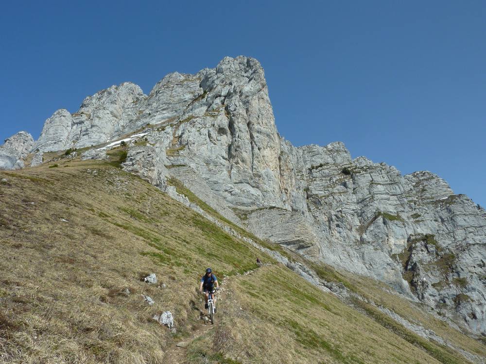 #15 sous le sommet, sentier bien lisse sous le sommet, sentier bien lisse