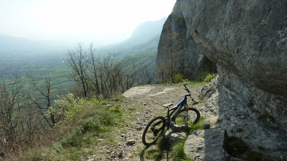 Sentier du Facteur : à gauche, chute interdite...