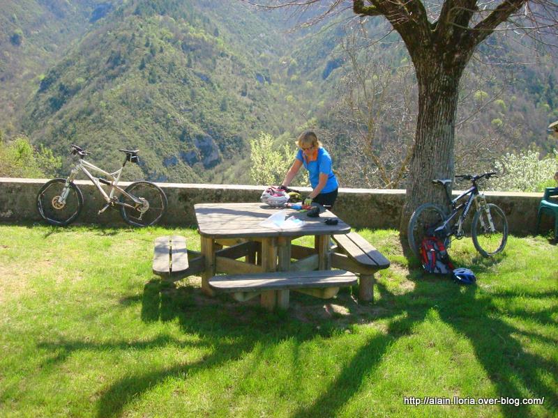 Saint Benoît : Pause casse croûte et fontaine à Aucelon