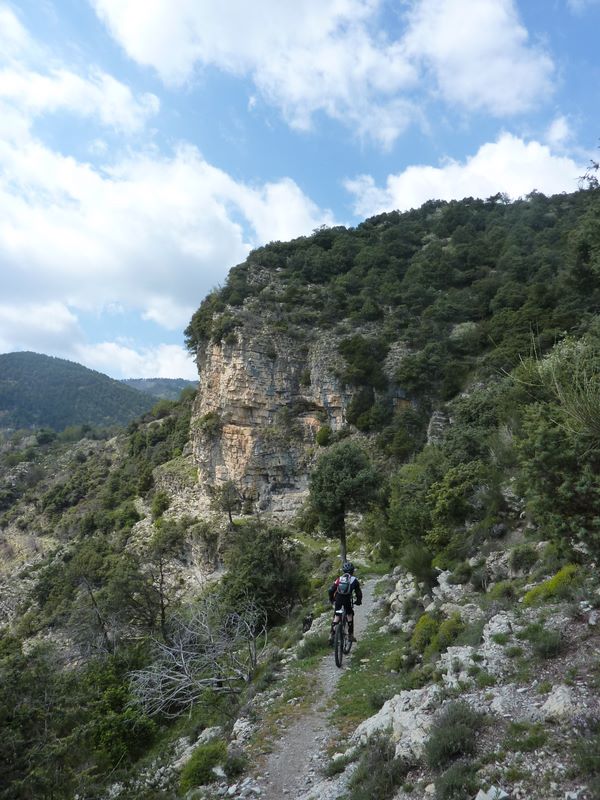 #14 Direction le Pont de sugliet : Une petite traversée bien caillouteuse avant la descente Direction le Pont de sugliet : Une petite traversée bien caillouteuse avant la descente