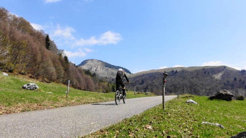 route du col : praz Véchin au fond à gauche