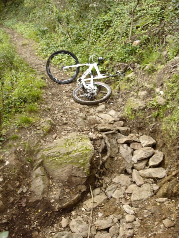 Un peu d'entretien : Vallon de la Femme Morte: en espérant que ces quelques blocs (j'aimais bien jouer à Tetris!) tiendront un moment...