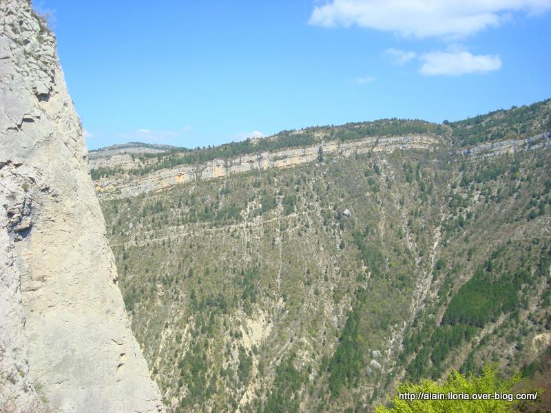 Saint Benoît : Les Rochers des Blaches, en face le single de Bramevache