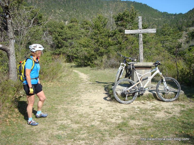 Saint Benoît : Pause devant la chapelle des Sadous