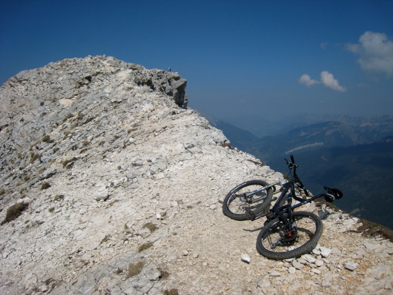 #5 Chamechaude : j Chamechaude : j'ai laissé le vélo sous les barres menant au sommet