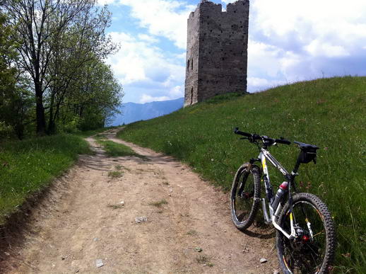 #3 Montfalet : La tour est imposante! Montfalet : La tour est imposante!