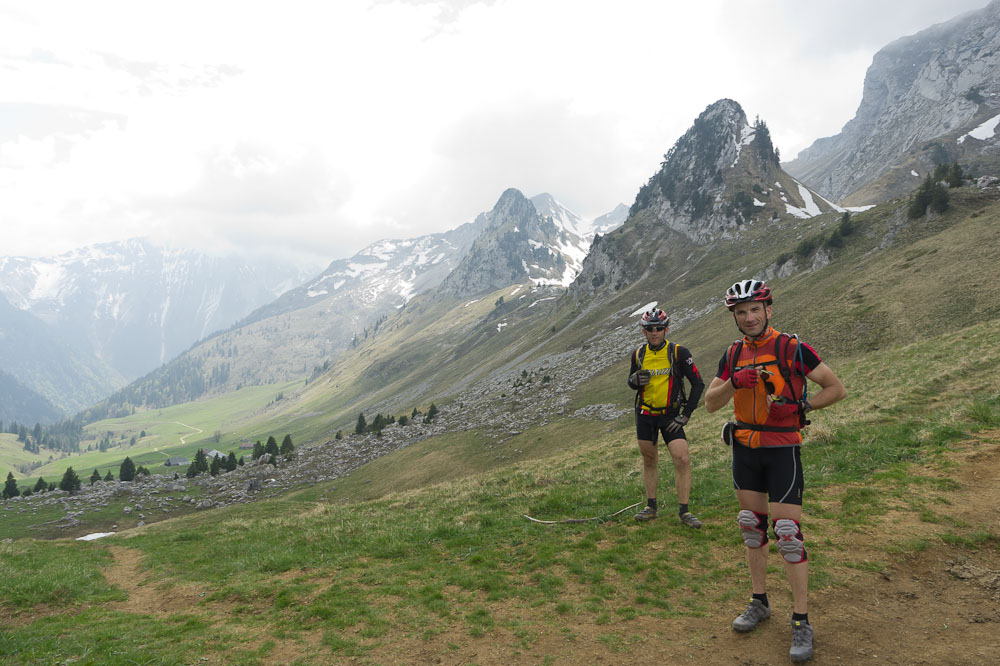#10 Au col : Ben et Tof devant Banc Ferrand et le Mont de la Coche bien enneigé encore Au col : Ben et Tof devant Banc Ferrand et le Mont de la Coche bien enneigé encore