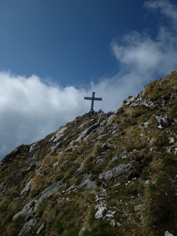 Dent d'Arclusaz : La croix du sommet. Bien câblée, c'est sur !!! brrr