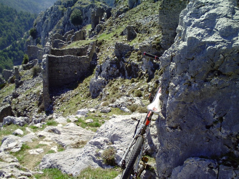 #1 Rocca spaviera : C Rocca spaviera : C'est la traversée inoubliable de ce village. Et dire qu'après cela il y a encore la descente sur coaraze miammm