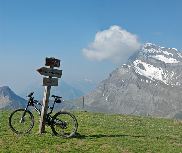 Sommet du Treu : Au sommet, vue sur la face N du Charvin, le col de l'Arpettaz et le sommet de Praz Vechin