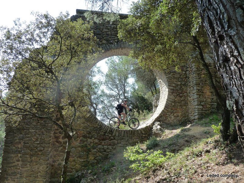 #11 Le Bois Long : L Le Bois Long : L'Aqueduc qui alimentait Barroux, il y a qq siècles déjà.
Fontra jouera au hamster:)