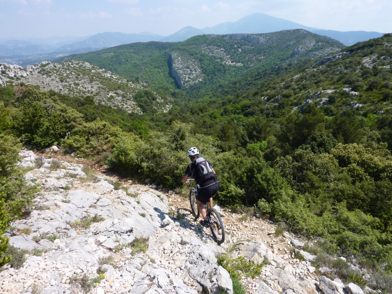 #12 Descente sur la Pousterle : Avec le Ventoux qui veille Descente sur la Pousterle : Avec le Ventoux qui veille