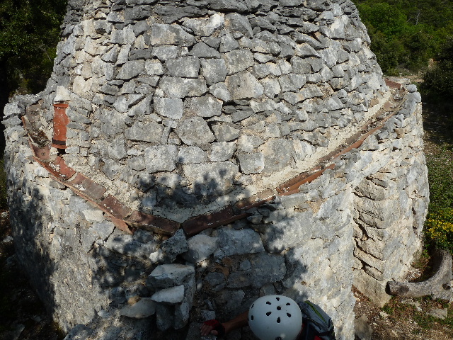 cabane des gardes : surtout ne pas laisser perdre l'eau qui tombe du ciel...