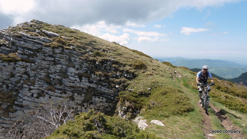 #7 Gilles : beau sentier parfois, environnement minéral magnifique mais expo toujours présente. Gilles : beau sentier parfois, environnement minéral magnifique mais expo toujours présente.