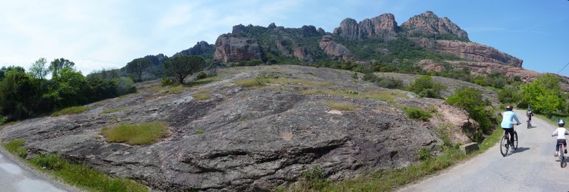 #1 Rocher de Roquebrune : Panorama depuis la route longeant son ubac Rocher de Roquebrune : Panorama depuis la route longeant son ubac