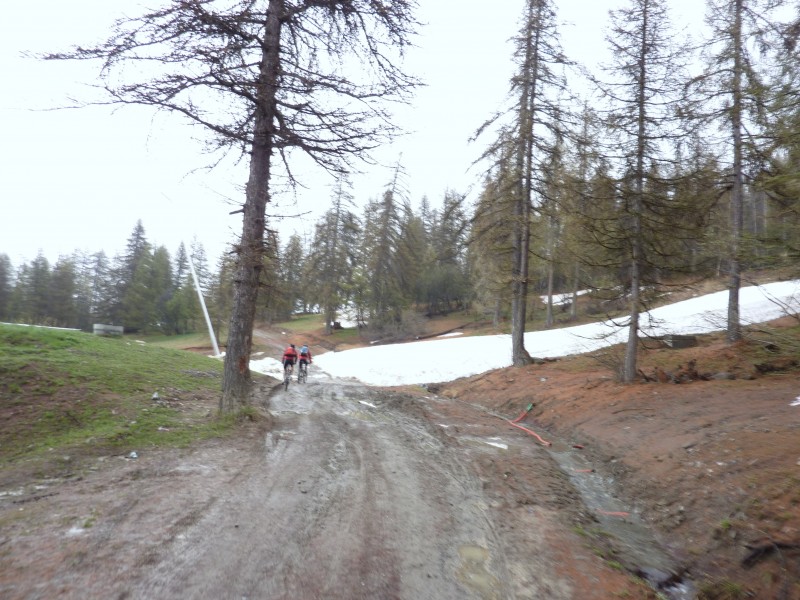 #3 On quitte le civilisation : Il reste encore un peu de neige sur les pistes au nord. On quitte le civilisation : Il reste encore un peu de neige sur les pistes au nord.