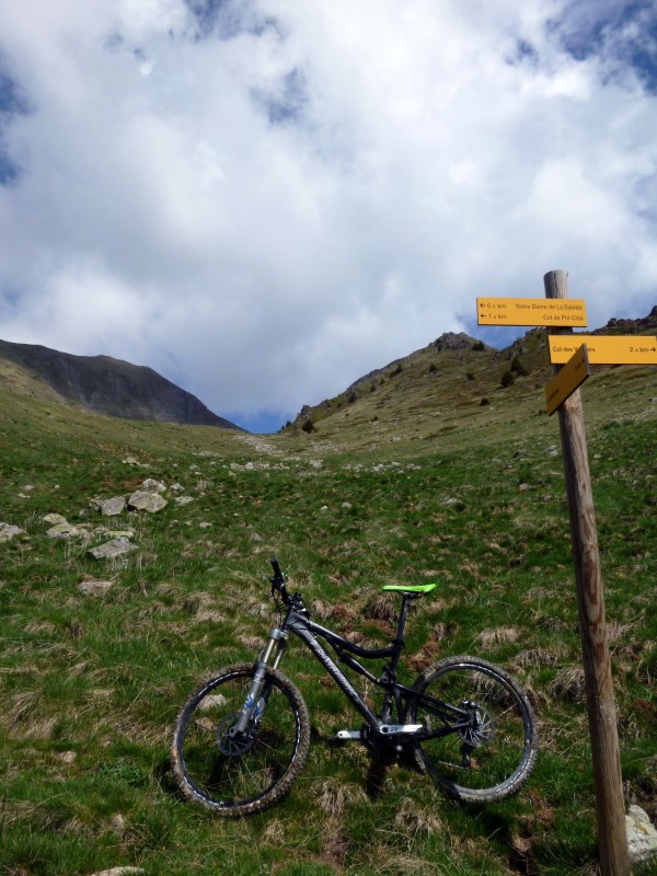 #17 Vers le col de Prés Clos : Point 1616. Le portage maxi caillouteux passé, reste l Vers le col de Prés Clos : Point 1616. Le portage maxi caillouteux passé, reste l'alpage ..