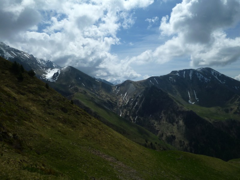 #19 Col des Vachers : Contournement du petit sommet central par derrière pour attaquer la descente de sa crête et de son beau vallon à droite... Col des Vachers : Contournement du petit sommet central par derrière pour attaquer la descente de sa crête et de son beau vallon à droite...
