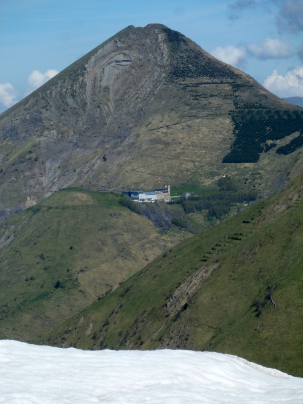 #10 Col des Vachers : Notre-Dame de la Salette, au loin, nichée au creux des montagnes Col des Vachers : Notre-Dame de la Salette, au loin, nichée au creux des montagnes
