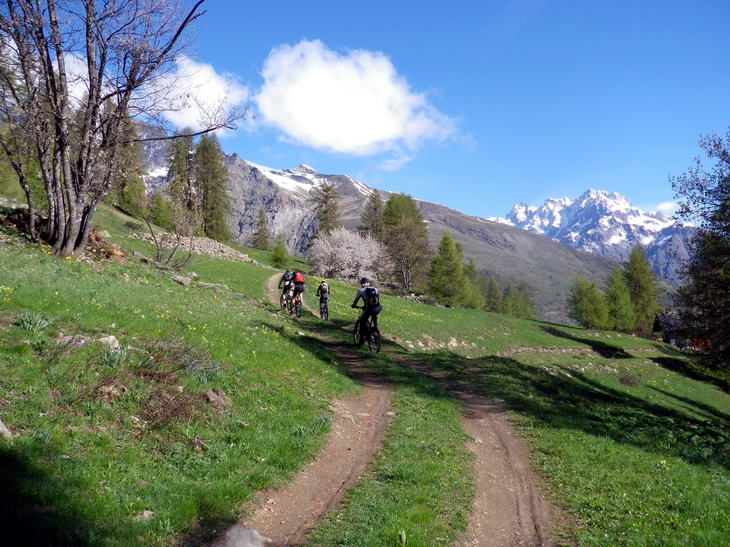 #5 Narreyroux : on bifurque vers une longue descente. Narreyroux : on bifurque vers une longue descente.