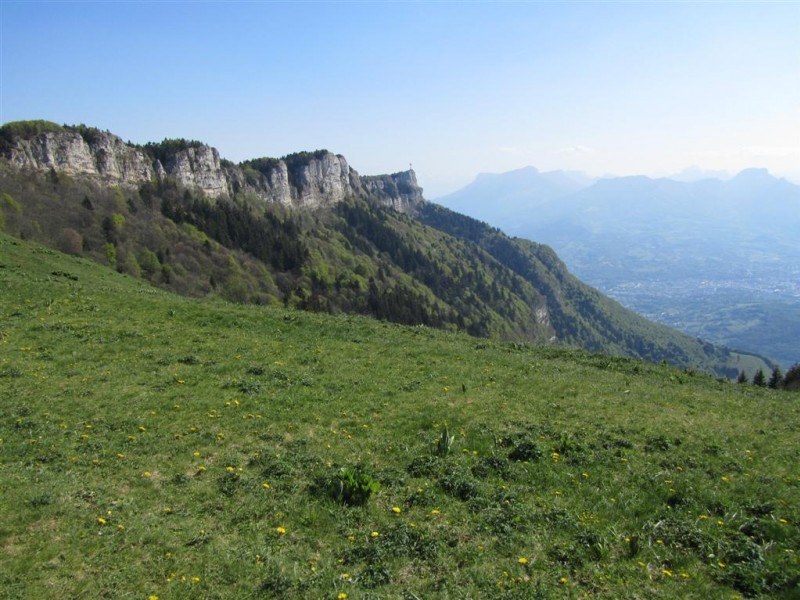 #5 Croix du Nivolet : Vue sur la Croix depuis les Chalets du Sire. Croix du Nivolet : Vue sur la Croix depuis les Chalets du Sire.