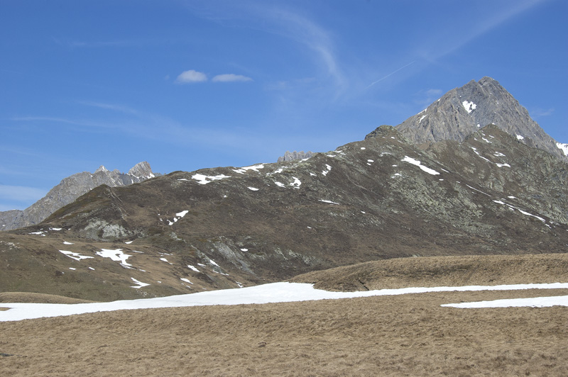 #10 Montée au dôme de Vaugelaz : L Montée au dôme de Vaugelaz : L'arête menant à l'antécime 2461, avec an arrière plan le 3000 du coin, le Rognais