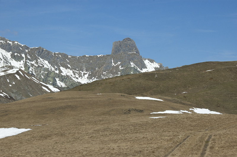#9 Montée au dôme de Vaugelaz : En arrivant au dôme, vue sur la Pierra Menta Montée au dôme de Vaugelaz : En arrivant au dôme, vue sur la Pierra Menta