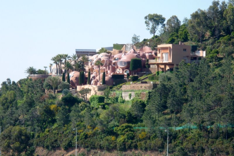 Architecture : Le sentier nous permet de contempler la folie de la côte d'azur