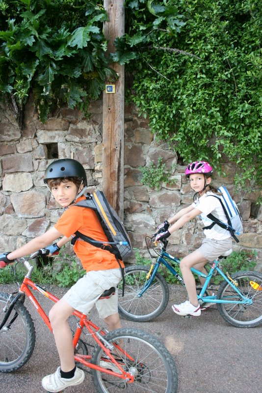 #1 Top départ : On retrouve le balisage Compostelle à notre plus grande surprise Top départ : On retrouve le balisage Compostelle à notre plus grande surprise