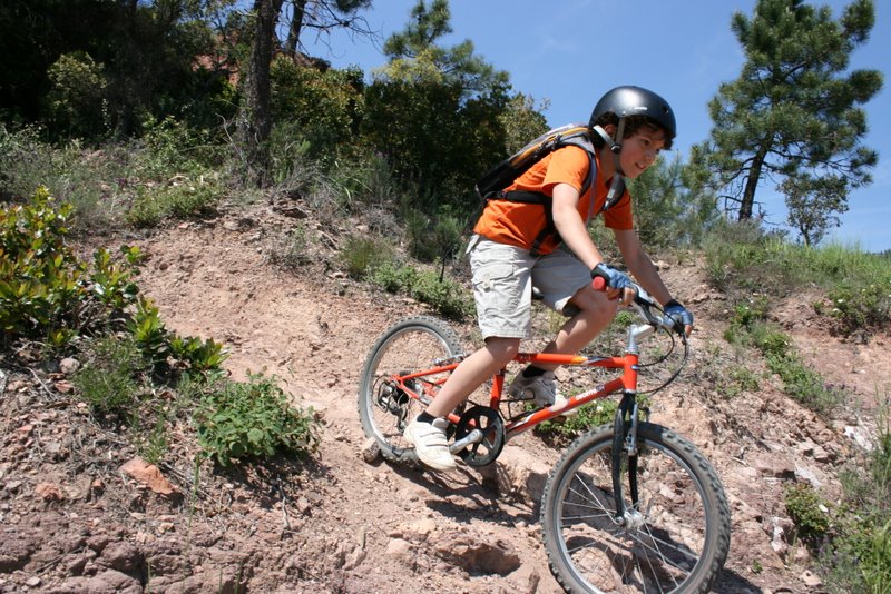 Technique 1 : Les garçons tentent un bout du GR51. C'est glissant le sec et le caillou roulant!