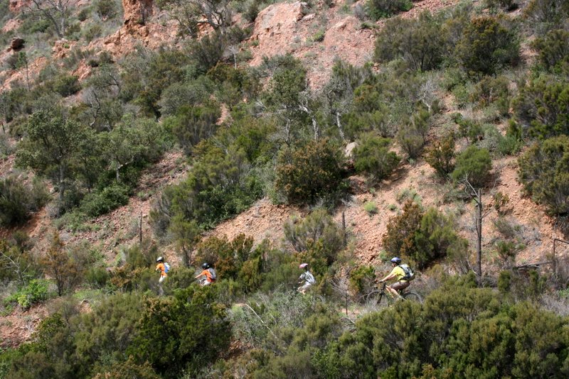 Fin du ravin : Un grand lacet et nous voilà en fin de ravin sur la piste pour un passage à gué sec