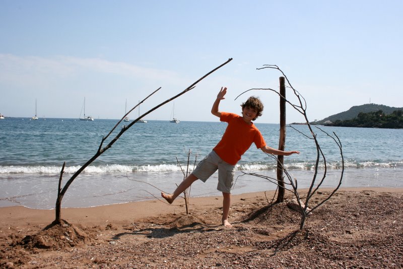 Session plage et art : Les enfants se baignent et font quelques arabesques à Agay