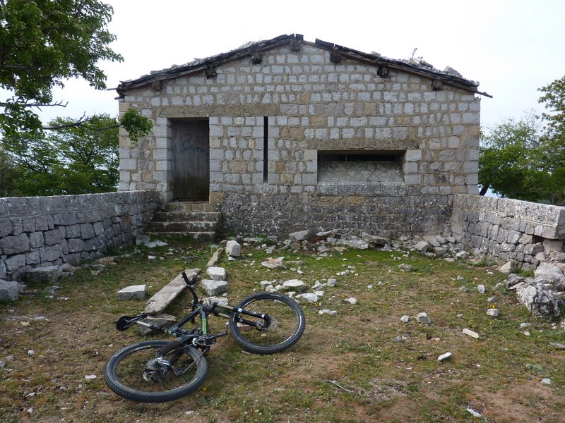 #3 Fortin : Le sommet de la Pointe de Siricocca est occupé par un fortin en mauvais état Fortin : Le sommet de la Pointe de Siricocca est occupé par un fortin en mauvais état