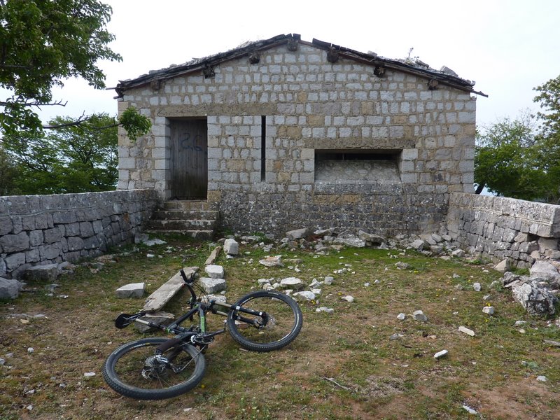 Fortin : Le sommet de la Pointe de Siricocca est occupé par un fortin en mauvais état