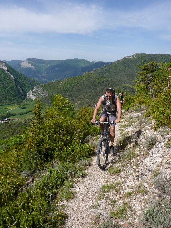 Au dessus de Valcroissant : Sentier roulant. On aperçoit en arrière plan le coup de sabre du Pas de la Roche