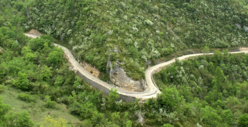 le S d'Aucelon : ne pas hésiter à prendre la jolie route d'accès au village d'Aucelon
