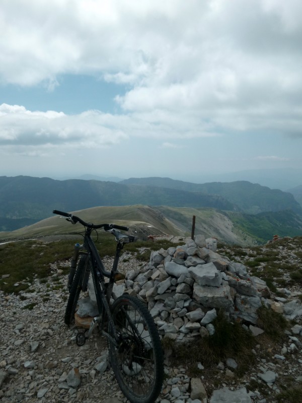 #24 Les Monges : Au sommet. et la belle descente par la crête de Conalpes pas toujours débonnaire.. Les Monges : Au sommet. et la belle descente par la crête de Conalpes pas toujours débonnaire..
